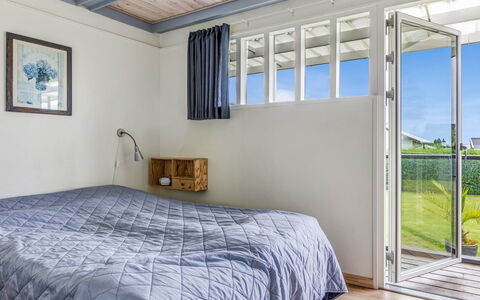 Nielsine - 250M from the Sea: Holz, Fussboden, Flooring, Decke, Interior Design, Schlafzimmer, Zuhause, Bett, Bettdecke, Zimmer