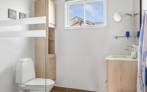 Nielsine - 250M from the Sea: Armatur, Toilleten Sitz, Toilette, Fussboden, Holz, Flooring, Interior Design, Badezimmer, Installation, Sinken