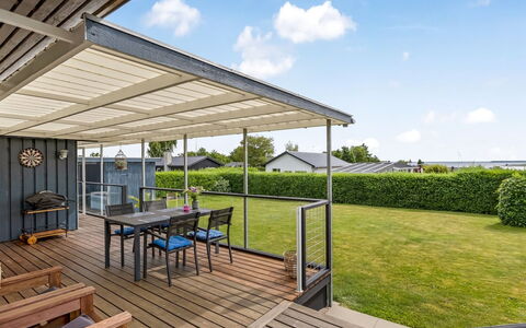 Nielsine - 250M from the Sea: Dach, Schatten, Verbundwerkstoff, Deck, Veranda, Gartenmöbel, Terrasse, Outdoor Struktur, Markise, Hartholz