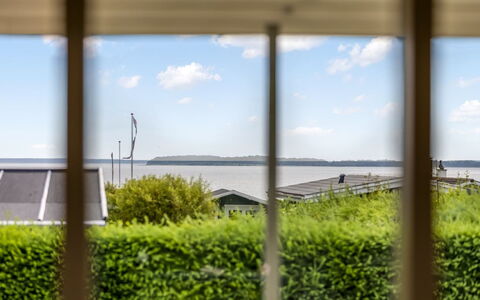 Nielsine - 250M from the Sea: Glas, Sonnenlicht, Schatten, Ozean, Daylighting, Eco Hotel, Zaun, Balkon, Aluminium