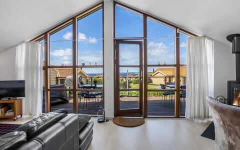 Rouwen - 120M from the Sea: Holz, Flooring, Fussboden, Möbel, Interior Design, Zuhause, Decke, Couch, Wohnzimmer, Tür