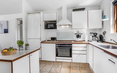 Rouwen - 120M from the Sea: Küche, Küchengerät, Countertop, Major Appliance, Cabinetry, Interior Design, Haushaltsgerät, Flooring, Decke, Möbel