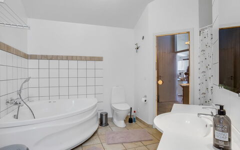 Rouwen - 120M from the Sea: Interior Design, Flooring, Armatur, Fussboden, Decke, Badezimmer, Badewanne, Zimmer, Installation, Beleuchtung