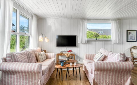 Leonard - 130M from the Sea: Interior Design, Möbel, Holz, Flooring, Decke, Couch, Fussboden, Wohnzimmer, Holzboden, Zuhause