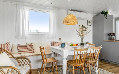 Leonard - 130M from the Sea: Möbel, Interior Design, Flooring, Holz, Decke, Fussboden, Tabelle, Light Fixture, Esszimmer, Holzboden