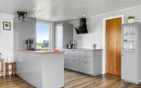 Leonard - 130M from the Sea: Flooring, Holz, Holzboden, Fussboden, Küche, Möbel, Küchengerät, Cabinetry, Major Appliance, Interior Design