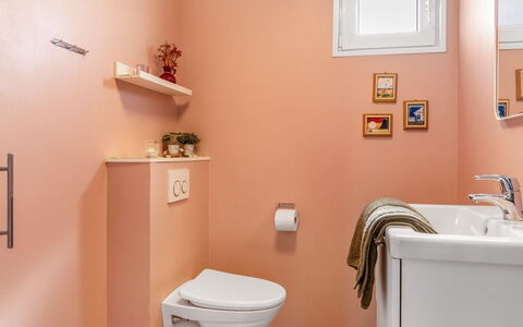 Leonard - 130M from the Sea: Badezimmer, Armatur, Toilleten Sitz, Toilette, Interior Design, Sinken, Installation, Flooring, Fussboden, Zapfhahn
