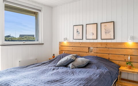 Leonard - 130M from the Sea: Holz, Schlafzimmer, Bedding, Bett, Bettdecke, Linens, Flooring, Interior Design, Fussboden, Bettrahmen