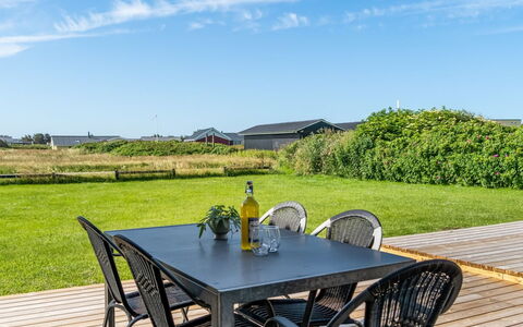 Leonard - 130M from the Sea: Himmel, Möbel, Tabelle, Gartenmöbel, Grundstueck, Tisch Im Freien, Stuhl, Küche & Esszimmer Tisch, Schatten, Deck