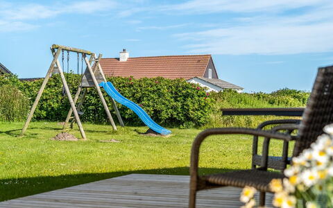 Leonard - 130M from the Sea: Himmel, Blau, Freizeit, Rasen, Schatten, Ozean, Gartenmöbel, Landscaping, Garten, Eco Hotel