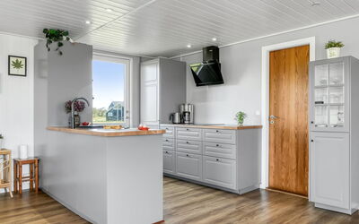 Leonard - 130M from the Sea