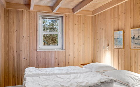 Henne - from the Sea: Holz, Flooring, Fussboden, Schlafzimmer, Interior Design, Decke, Bett, Bettdecke, Holzboden, Hartholz