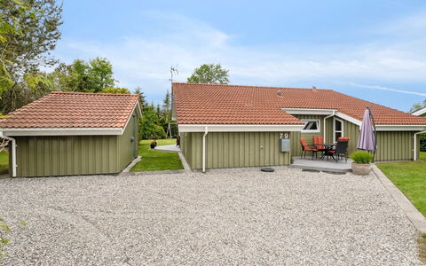 Henne - from the Sea: Holz, Zuhause, Veranda, Deck, Hartholz, Dach, Holzbeize, Holzboden, Eco Hotel