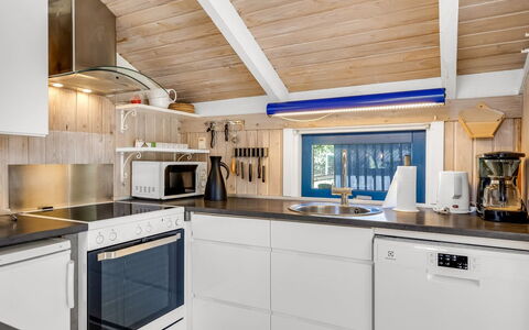 Rathulf - 700M from the Sea: Holz, Küche, Armatur, Major Appliance, Decke, Countertop, Installation, Sinken, Zapfhahn, Holzbeize