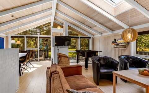 Rathulf - 700M from the Sea: Interior Design, Holz, Flooring, Decke, Möbel, Couch, Fussboden, Wohnzimmer, Zuhause, Beleuchtung