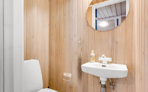 Rathulf - 700M from the Sea: Holz, Armatur, Flooring, Interior Design, Badezimmer, Fussboden, Bad Sink, Sinken, Zimmer, Installation