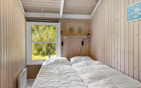 Rathulf - 700M from the Sea: Schlafzimmer, Holz, Bett, Bettdecke, Bedding, Fussboden, Decke, Interior Design, Flooring, Bettrahmen