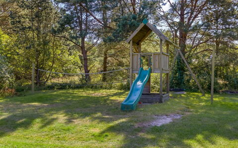 Rathulf - 700M from the Sea: Spielplatz Rutsche, Garten, Rasen, Spielmittel, Rutsche, Hinterhof, Schatten, Landscaping, Garten, Park