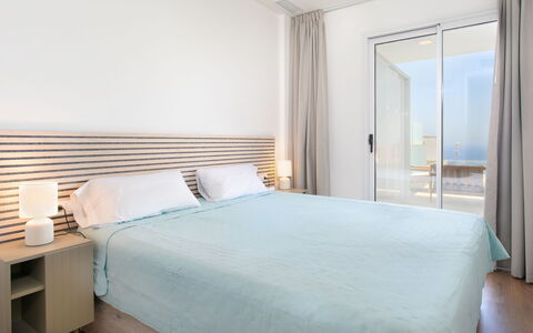 D'Mediterranea Private Pool & Sauna: Möbel, Interior Design, Holz, Fussboden, Flooring, Bett, Textil, Schlafzimmer, Decke, Beleuchtung