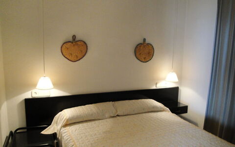 Horta del Mar: Schlafzimmer, Bett, Zimmer, Möbel, Eigentum, Interior Design, Bettrahmen, Wand, Bettdecke, Beleuchtung