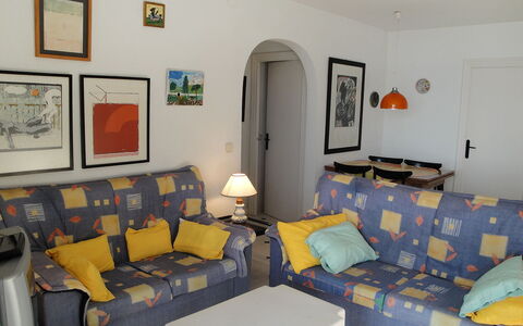 Horta del Mar: Zimmer, Wohnzimmer, Eigentum, Möbel, Couch, Interior Design, Gelb, Gebäude, Haus, Tabelle