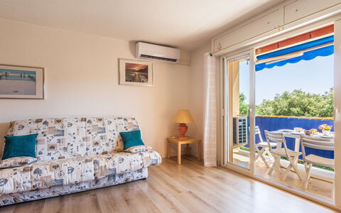 Les Cigales: Holz, Wohnung, Balkon, Holzbeize, Schatten, Eigentumswohnung, Zimmerpflanze, Zaun, Hotel