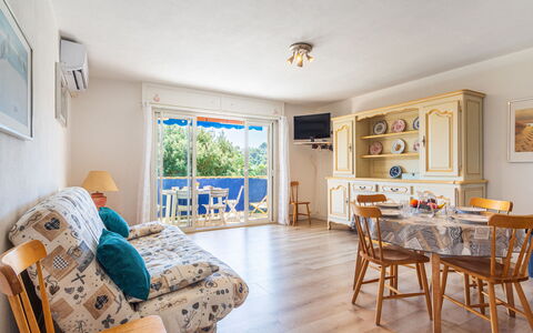 Les Cigales: Holz, Möbel, Wohnung, Stuhl, Holzboden, Holzbeize, Hartholz, Zimmerpflanze, Balkon, Hotel