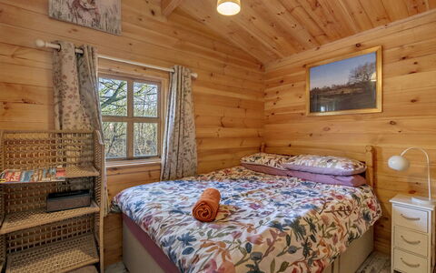 Woodland Lodge: Holz, Schlafzimmer, Zuhause, Flooring, Fussboden, Interior Design, Hütte, Haus, Holzbeize, Decke