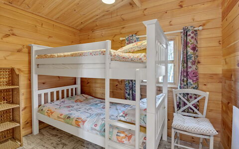 Woodland Lodge: Holz, Interior Design, Fussboden, Zuhause, Decke, Schlafzimmer, Hütte, Holzbeize, Etagenbett, Linens