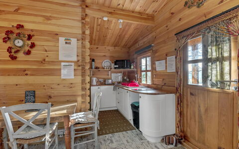Woodland Lodge: Holz, Möbel, Hütte, Zuhause, Haus, Blockhaus, Tür, Zimmer, Hartholz, Holzbeize