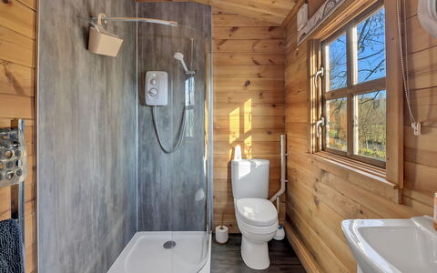 Woodland Lodge: Holz, Flooring, Armatur, Zuhause, Tür, Hütte, Fussboden, Blockhaus, Decke, Installation