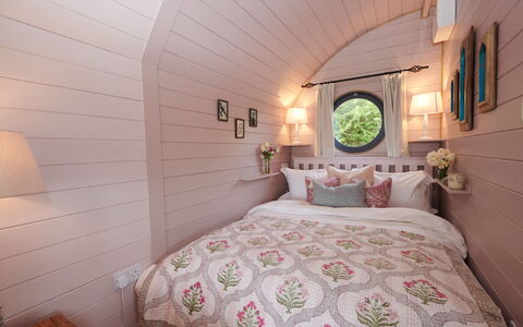 The Cornflower: Interior Design, Schlafzimmer, Beleuchtung, Möbel, Zimmer, Light Fixture, Decke, Bett, Bedding, Kissen