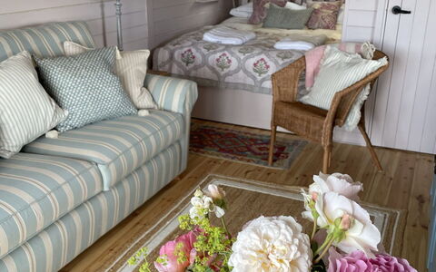 The Cornflower: Möbel, Zimmerpflanze, Dekokissen, Kissen, Linens, Wohnzimmer