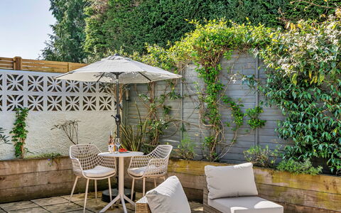 Dart Retreat: Gartenmöbel, Möbel, Strauch, Stuhl, Garten, Tisch Im Freien, Blumentopf, Schatten, Terrasse