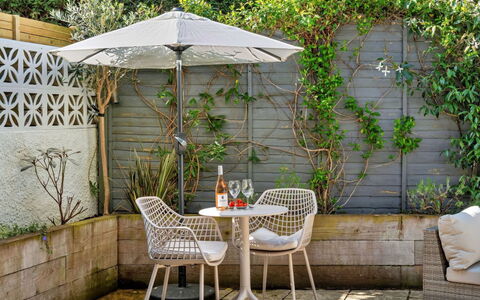 Dart Retreat: Möbel, Gartenmöbel, Stuhl, Tisch Im Freien, Tabelle, Blumentopf, Garten, Terrasse, Zimmerpflanze, Kaffetisch