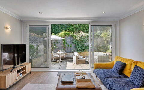 Dart Retreat: Möbel, Couch, Interior Design, Holz, Flooring, Fussboden, Zuhause, Wohnzimmer, Beleuchtung, Decke