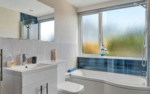 Dart Retreat: Badewanne, Badezimmer, Armatur, Interior Design, Flooring, Fussboden, Zapfhahn, Installation, Sinken, Fliese