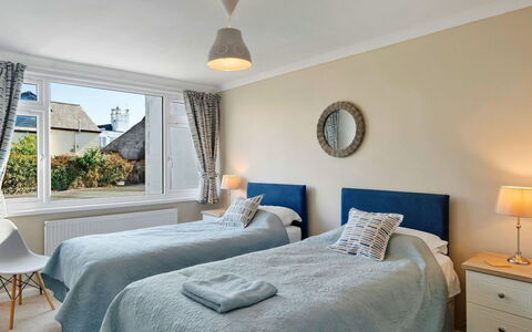 Dart Retreat: Möbel, Interior Design, Bett, Schlafzimmer, Bedding, Bettdecke, Holz, Fussboden, Decke, Zimmer