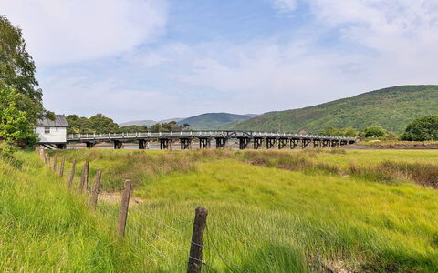 Toll Bridge Cottage: Brücke, Landschaft, Hügel, Zaun, Ranch, Viadukt, Betonbrücke
