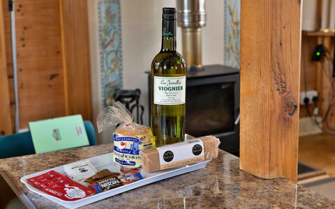 Toll Bridge Cottage: Flasche, Drinkware, Glasflasche, Essen, Weinflasche, Holzbeize, Hartholz, Wein