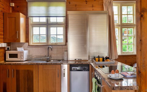 Toll Bridge Cottage: Möbel, Küche, Holz, Flooring, Cabinetry, Interior Design, Countertop, Küchengerät, Fussboden, Major Appliance