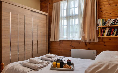Toll Bridge Cottage: Möbel, Fussboden, Wand, Bett, Flooring, Schlafzimmer, Holz, Interior Design, Bettdecke, Zimmer