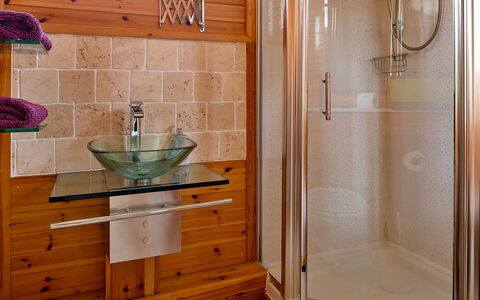 Toll Bridge Cottage: Flooring, Interior Design, Holz, Armatur, Fussboden, Badezimmer, Installation, Möbel, Zuhause, Fliese