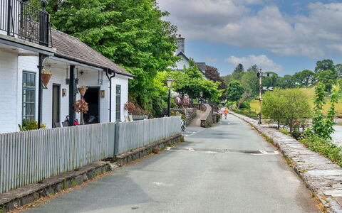Toll Bridge Cottage: Baum, Strassenbelag, Nachbarschaft, Wohngebiet, Haus, Menschliche Siedlung, Durchgangsstrasse, Hütte, Fahrbahn, Vorort
