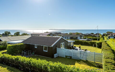 Raymond - 175M from the Sea: Estate, Schatten, Auffahrt, Bauernhaus