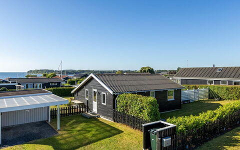 Raymond - 175M from the Sea: Estate, Schatten, Auffahrt, Bauernhaus