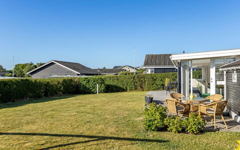 Raymond - 175M from the Sea: Estate, Schatten, Auffahrt, Bauernhaus
