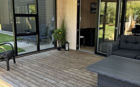 Abbo - 750M from the Sea: Holz, Flooring, Fussboden, Holzboden, Tür, Möbel, Hartholz, Holzbeize, Stuhl, Deck