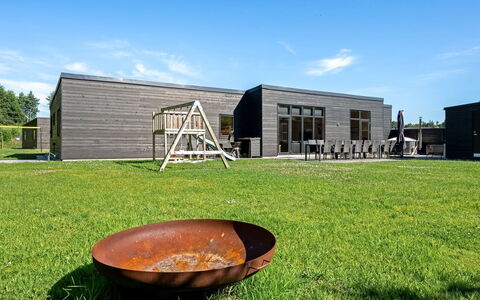 Abbo - 750M from the Sea: Gras, Zuhause, Grundstueck, Rasen, Garten, Abstellgleis, Garten, Hütte, Schatten, Landscaping