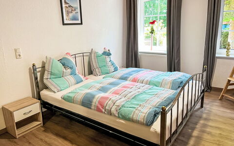 Grossheide 500: Bett, Schlafzimmer, Bettdecke, Bedding, Möbel, Interior Design, Bettrahmen, Flooring, Fussboden, Zimmer